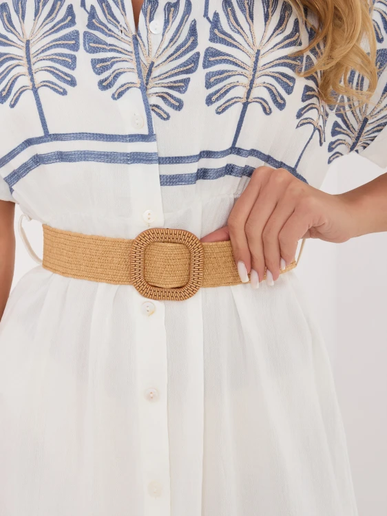 detal-haftu-niebieskie-palmy-sukienka-slomkowy-pasek.jpg
