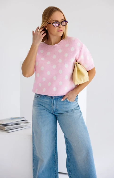 letni-sweter-w-groszki-rozowy-zblizenie.jpg
