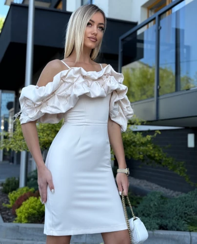 elegancka-sukienka-hiszpanka-bezowa-marina-portret.webp