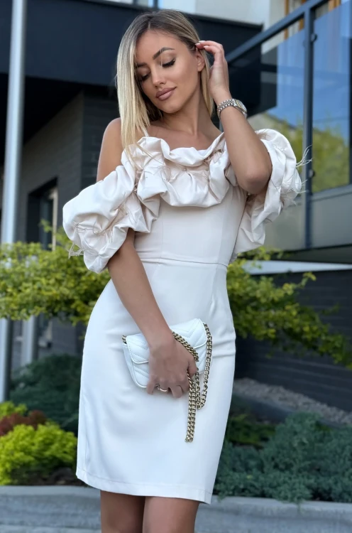 sukienka-bella-marina-bezowa-z-piorami-detal.webp