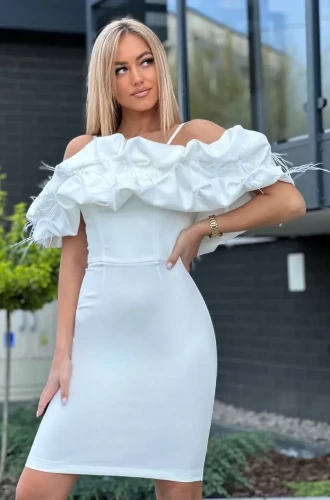 sukienka-bella-marina-ecru-z-piorami-detal.webp