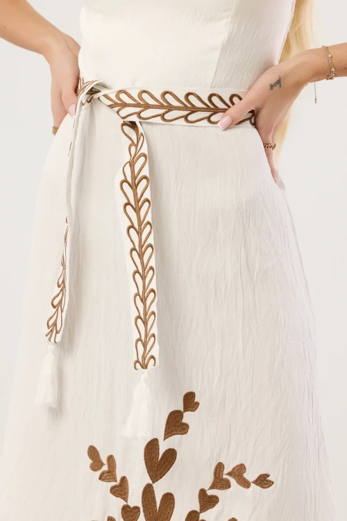 detal-biala-sukienka-maxi-boho-haftowany-pasek-fredzle.jpg