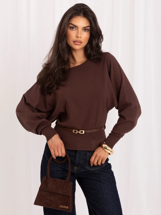 brazowy-sweter-damski-z-paskiem-i-jeansami-stylizacja.jpg
