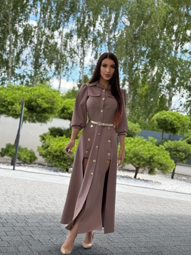 sukienka-natalie-mocca-rozciecia-z-przodu.webp