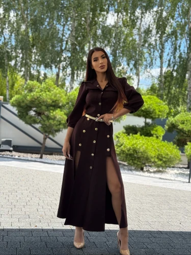 sukienka-natalie-czekoladowa-rozciecia-z-przodu.webp