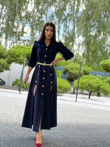 sukienka-natalie-granatowa-rozciecia-z-przodu.webp