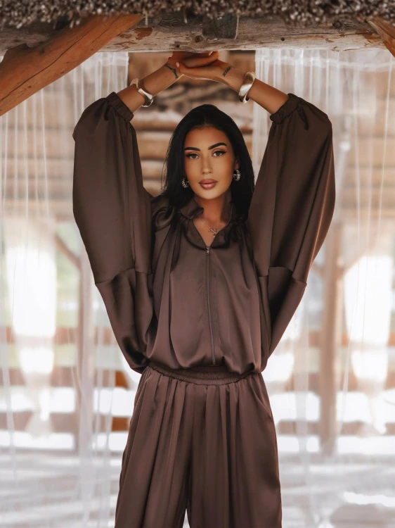 satynowa-bluza-damska-z-kapturem-agatha-studio-detal.jpg