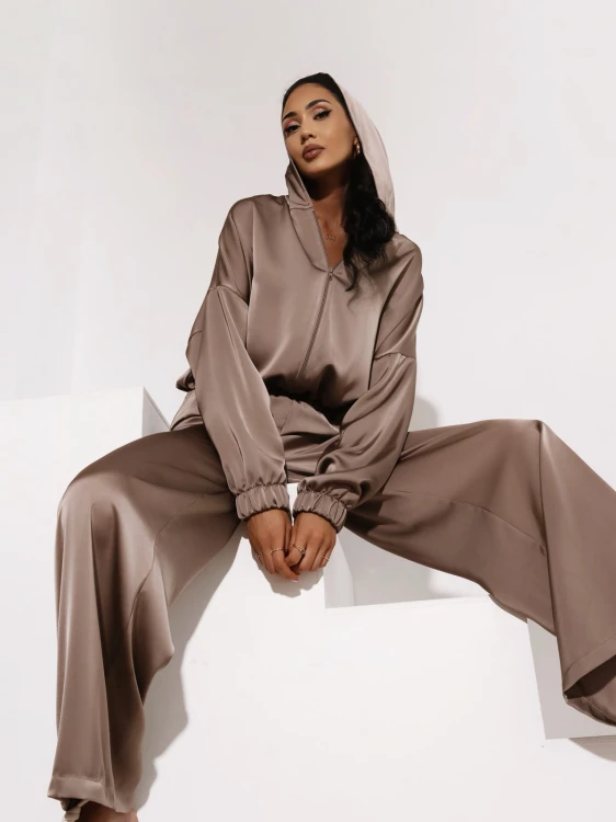 satynowa-bluza-damska-z-kapturem-agatha-studio-detal.jpg