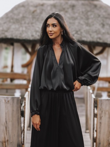 satynowa-bluza-damska-z-kapturem-agatha-studio-detal.jpg