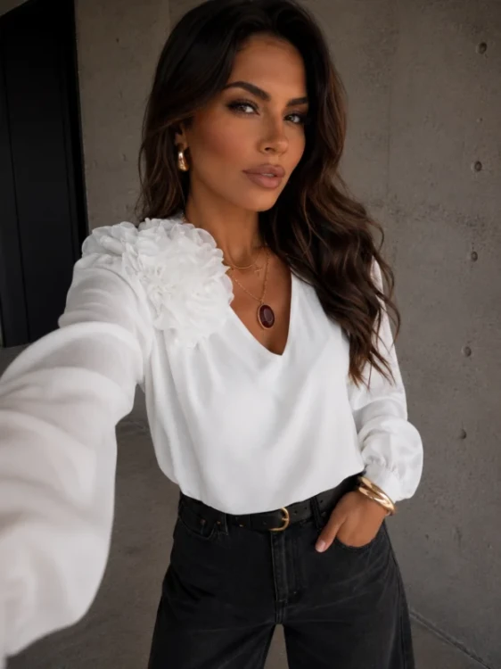 biala-bluzka-rose-detal-roza-ramie.webp