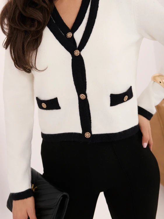 sweter-z-kamizelka-ecru-ozdobne-guziki-detal.jpg