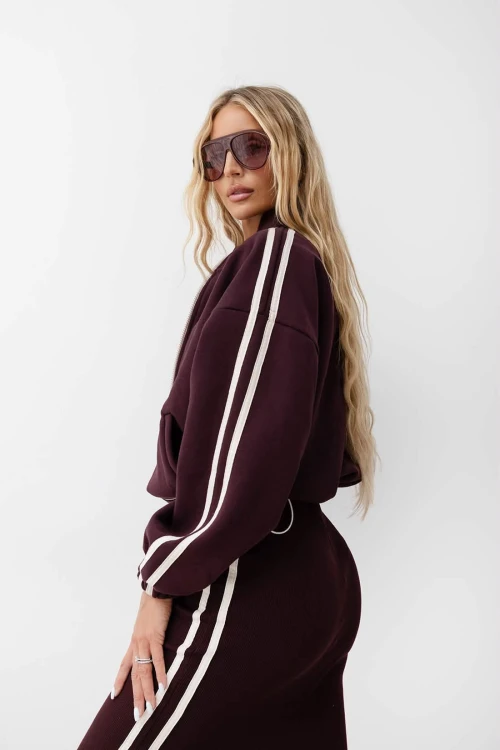 komplet-brazowy-sukienka-prazkowana-rozpieta-bluza.jpg