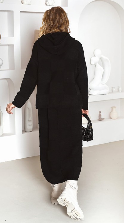 Sweterkowy-komplet-damski-czarny-sweter-z-kapturem-oraz-spodnica-polskiej-marki