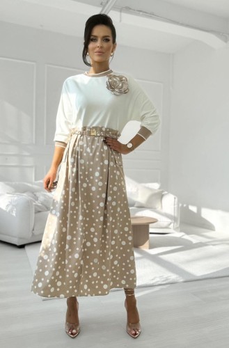 Sukienka-damska-w-kolorach-ecruu-i-bezu-w-grochy-z-duzymi-kieszeniami-i-paskiem