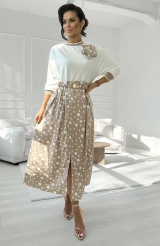 Sukienka-damska-w-kolorach-ecruu-i-bezu-w-grochy-z-duzymi-kieszeniami-i-paskiem