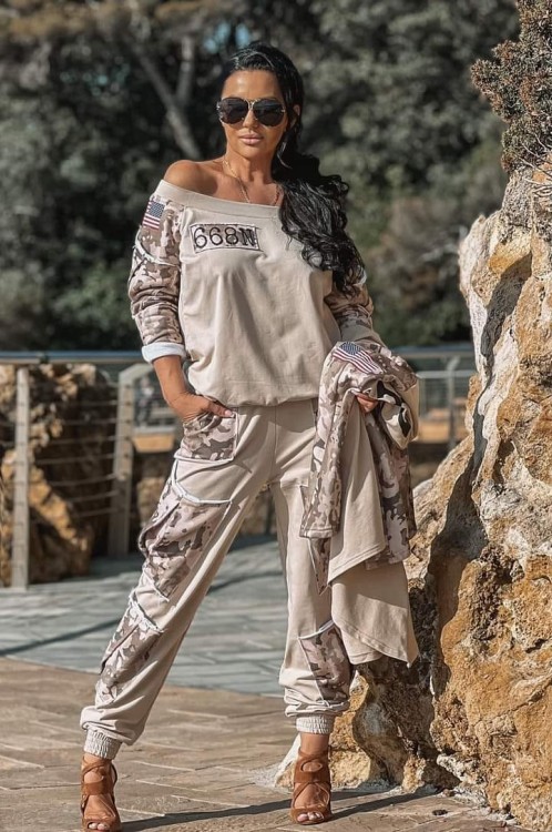 Komplet-damski-dres-w-stylu-militarnym-bluza-i-spodnie-z-dodatkiem-moro-polskiej-marki-Zocco