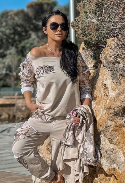 Komplet-damski-dres-w-stylu-militarnym-bluza-i-spodnie-z-dodatkiem-moro-polskiej-marki-Zocco