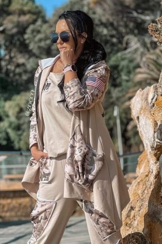 Wyjatkowa-bluza-damska-w-stylu-militarnym-z-dodatkiem-wzoru-moro-oraz-kapturem-polskiej-marki-Zocco