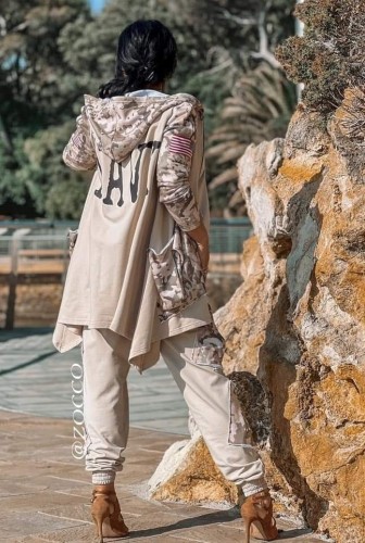 Wyjatkowa-bluza-damska-w-stylu-militarnym-z-dodatkiem-wzoru-moro-oraz-kapturem-polskiej-marki-Zocco