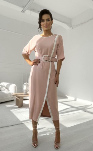 Elegancka-sukienka-damska-w-kolorze-pudrowego-rozu-z-paskiem-i-ozdobna-lamowka