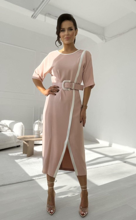Elegancka-sukienka-damska-w-kolorze-pudrowego-rozu-z-paskiem-i-ozdobna-lamowka