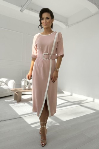 Elegancka-sukienka-damska-w-kolorze-pudrowego-rozu-z-paskiem-i-ozdobna-lamowka