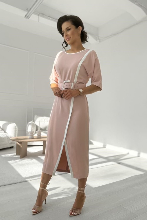 Elegancka-sukienka-damska-w-kolorze-pudrowego-rozu-z-paskiem-i-ozdobna-lamowka