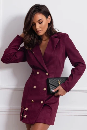 Nietuzinkowa sukienka marynarkowa dwurzędowa ze złotymi agrafkami polskiej marki LaBalancia