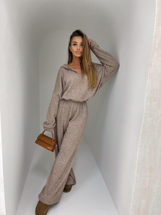 Komplet damski dres z wysokogatunkowej dzianiny sweterkowej cappuccino polskiej marki Agatha Pucci