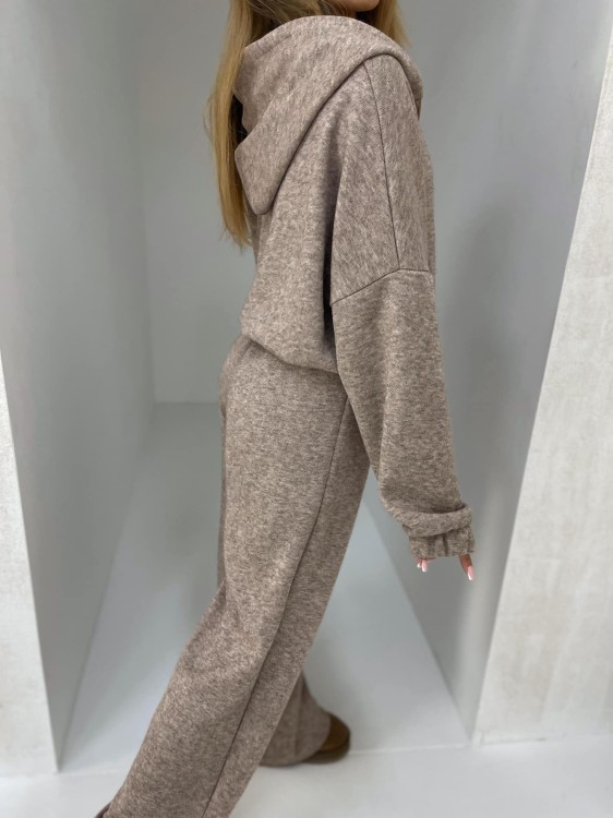 Komplet damski dres z wysokogatunkowej dzianiny sweterkowej cappuccino polskiej marki Agatha Pucci