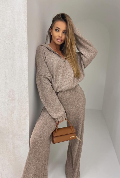 Komplet damski dres z wysokogatunkowej dzianiny sweterkowej cappuccino polskiej marki Agatha Pucci