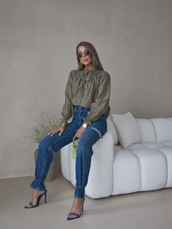 Bluzka koszula damska Celine w kolorze khaki z falbanką przy dekolcie polskiej marki Simplicity.