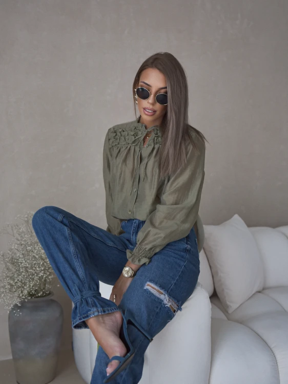 Bluzka koszula damska Celine w kolorze khaki z falbanką przy dekolcie polskiej marki Simplicity.