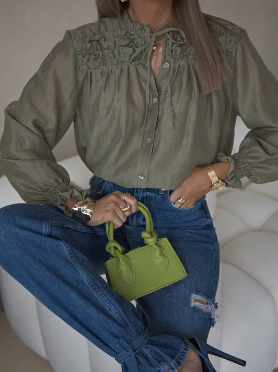 Bluzka koszula damska Celine w kolorze khaki z falbanką przy dekolcie polskiej marki Simplicity.