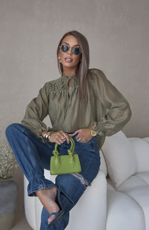Bluzka koszula damska Celine w kolorze khaki z falbanką przy dekolcie polskiej marki Simplicity.