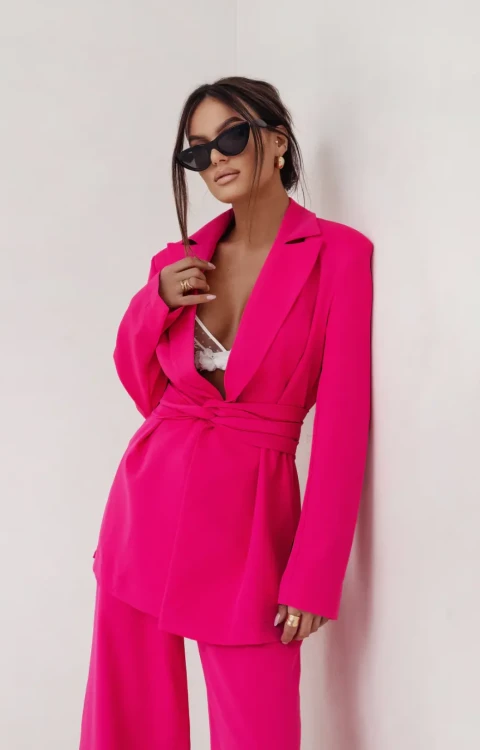 Stylowy garnitur damski Emma oversizowa marynarka z paskiem oraz szerokie spodnie kolor fuksja polska marka LaBalancia