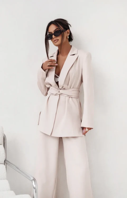 Stylowy garnitur damski Emma oversizowa marynarka z paskiem oraz szerokie spodnie kolor beżowy polska marka LaBalancia