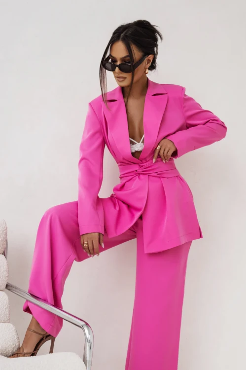 Stylowy garnitur damski Emma oversizowa marynarka z paskiem oraz szerokie spodnie kolor różowy polska marka LaBalancia