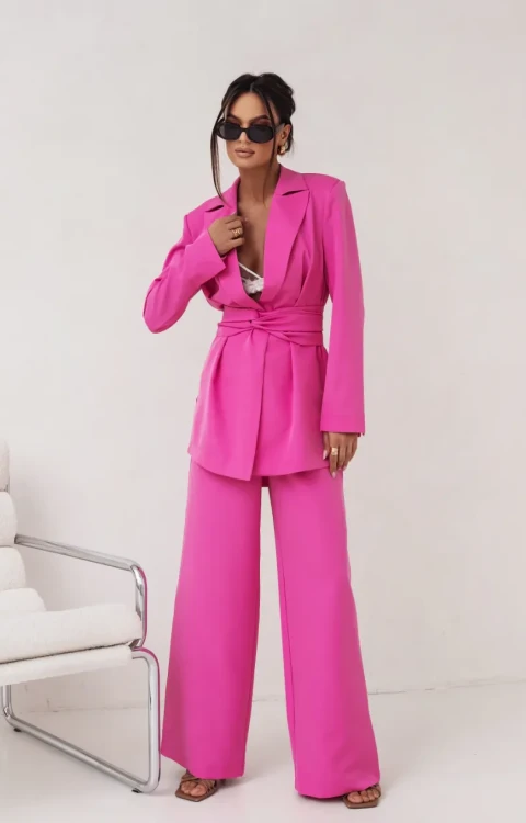 Stylowy garnitur damski Emma oversizowa marynarka z paskiem oraz szerokie spodnie kolor różowy polska marka LaBalancia