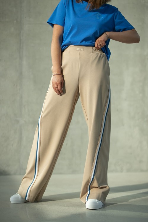 Stylowy komplet damski garnitur krótka marynarka szerokie spodnie z lampasem w kolorze beżowym polskiej marki Bastet Fashion