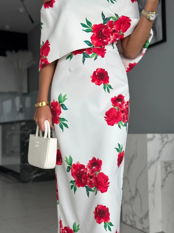 Sukienka Marilyn z czerwonymi różami – Zjawiskowy look na lato 2025 | She&You