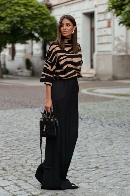 Sweter-damski-w-modny-print-zwierzecy-zebra-w-kolorze-bezowo-czarnym-polskiej-marki-LaBalancia