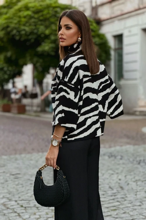 Sweter-damski-w-modny-print-zwierzecy-zebra-w-kolorze-bialo-czarnym-polskiej-marki LaBalancia