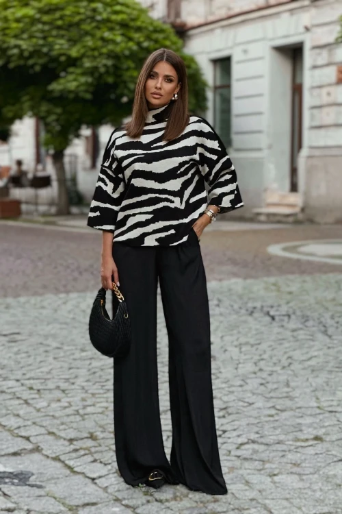 Sweter-damski-w-modny-print-zwierzecy-zebra-w-kolorze-bialo-czarnym-polskiej-marki LaBalancia