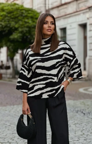 Sweter-damski-w-modny-print-zwierzecy-zebra-w-kolorze-bialo-czarnym-polskiej-marki LaBalancia
