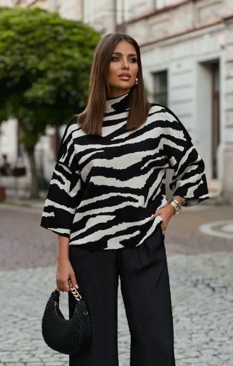 Sweter-damski-w-modny-print-zwierzecy-zebra-w-kolorze-bialo-czarnym-polskiej-marki LaBalancia