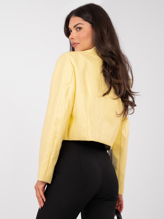 marynarka-dwurzedowa-ekoskora-zolta-stylizacja-tyl.jpg