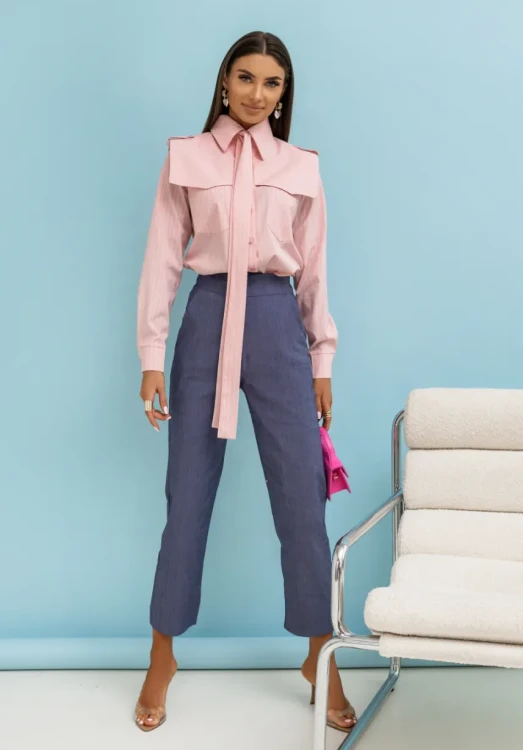 spodnie-cygaretki-noah-denim-niebieskie-modelka.webp