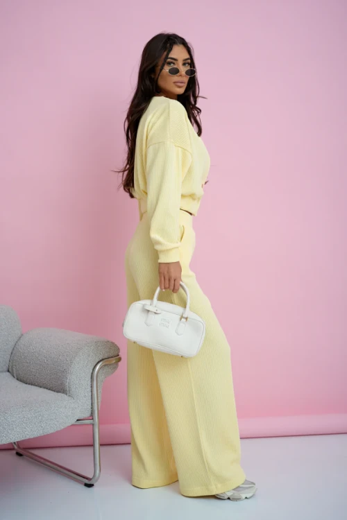 komplet-damski-meggi-blekitny-bluza-spodnie-stylizacja-bok.webp
